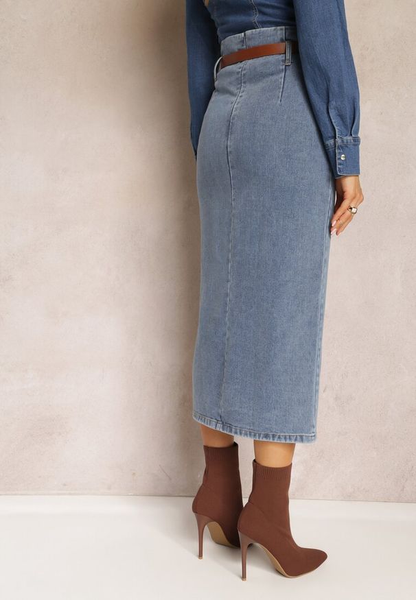 Renee - Granatowa Jeansowa Spódnica Ołówkowa z Dodatkowym Paskiem Caladyn. Okazja: na co dzień. Stan: podwyższony. Kolor: niebieski. Materiał: jeans. Styl: casual