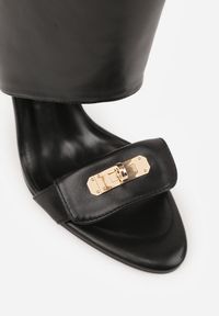 Born2be - Czarne Sandały w Stylu Botków z Ozdobnymi Klamrami Neamerephis. Okazja: na co dzień. Zapięcie: klamry. Kolor: czarny. Materiał: skóra. Wzór: gładki, aplikacja. Styl: casual #8