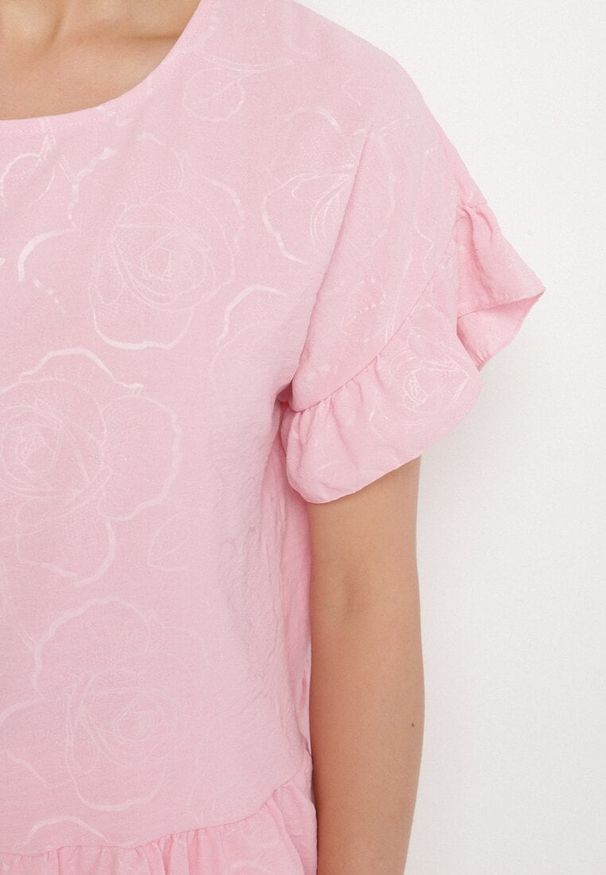 Born2be - Różowa Bluzka o Kroju Oversize z Falbanami Livelle. Okazja: na co dzień. Kolor: różowy. Materiał: jeans. Długość rękawa: krótki rękaw. Długość: krótkie. Styl: casual