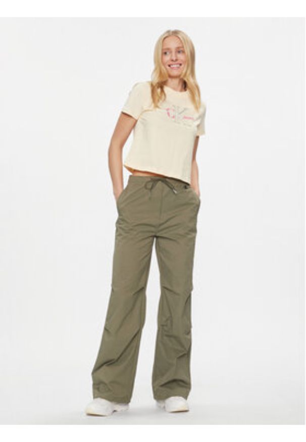 Calvin Klein Jeans Spodnie materiałowe Parachute Pant J20J222609 Khaki Regular Fit. Kolor: brązowy. Materiał: syntetyk
