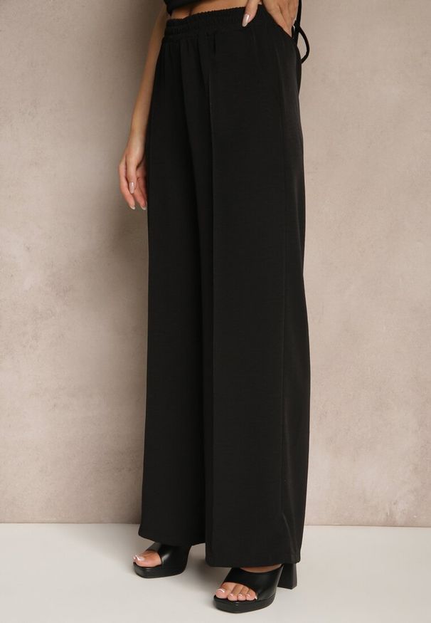 Renee - Czarny Komplet Spodnie o Szerokim Kroju i Kopertowa Bluzka ze Ściągaczem Reavilora. Kolor: czarny. Wzór: kwiaty