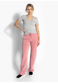 Guess - Spodnie dresowe damskie GUESS BRENDA SCUBA STRAIGHT LEG PANT. Kolor: różowy. Materiał: dresówka. Sport: turystyka piesza #4