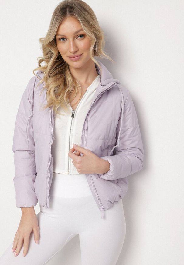 Born2be - Jasnofioletowa Kurtka Pikowana z Materiałowym Kapturem Odpinanym Jasilea. Okazja: na co dzień. Kolor: fioletowy. Materiał: materiał. Styl: casual
