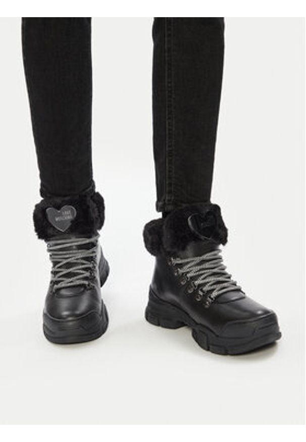 Love Moschino - LOVE MOSCHINO Botki JA15484G0LIAS00A Czarny. Kolor: czarny. Materiał: skóra