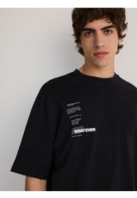 Reserved - T-shirt boxy z nadrukiem - czarny. Kolor: czarny. Materiał: bawełna, dzianina. Wzór: nadruk