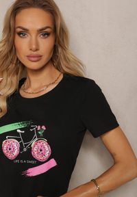 Renee - Czarny T-shirt Bawełniany z Nadrukiem i Cyrkoniami Ebilane. Okazja: na co dzień. Kolor: czarny. Materiał: bawełna. Wzór: nadruk. Sezon: wiosna, lato. Styl: casual