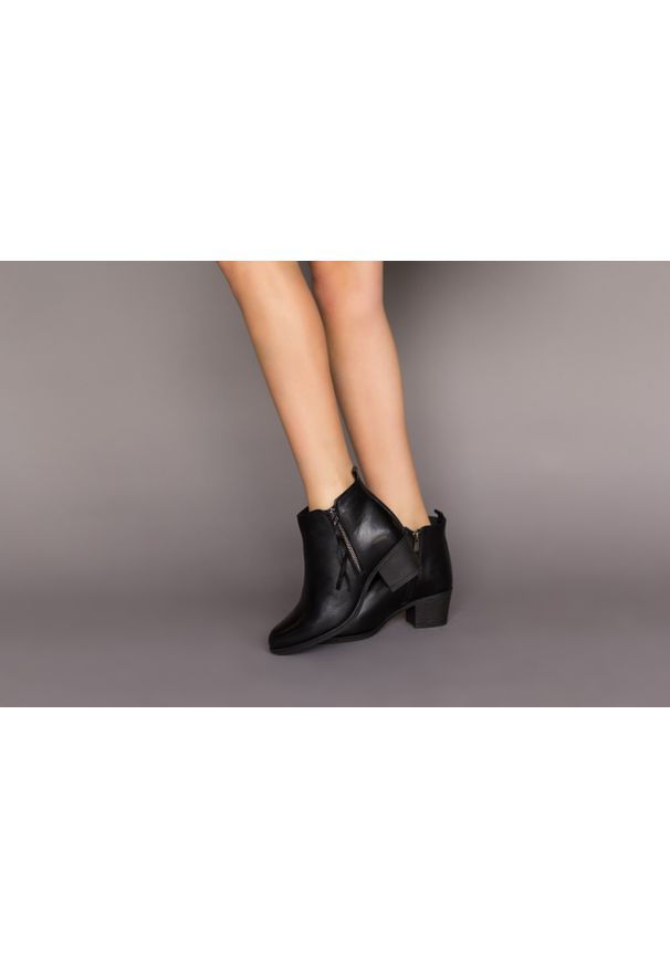 Botki Bayla-161 077-30431 Black Nubuck, Czarny, Skóra naturalna. Okazja: na co dzień. Zapięcie: zamek. Kolor: czarny. Materiał: skóra. Szerokość cholewki: normalna. Obcas: na obcasie. Styl: casual, elegancki. Wysokość obcasa: średni