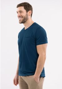 Volcano - T-shirt z kieszonką T-JAGGER. Kolor: niebieski. Materiał: materiał, bawełna. Długość rękawa: krótki rękaw. Długość: krótkie. Wzór: aplikacja, gładki. Styl: klasyczny