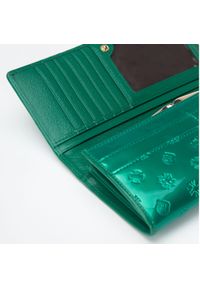 Wittchen - Damski portfel skórzany tłoczony w monogram zielony. Kolor: zielony. Materiał: skóra, lakier #6