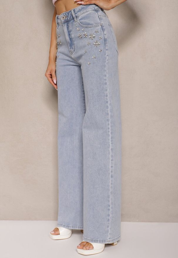 Renee - Jasnoniebieskie Jeansy High Waist Wide Leg z Cyrkoniowymi Zdobieniami Palanirela. Okazja: na co dzień. Stan: podwyższony. Kolor: niebieski. Wzór: aplikacja. Styl: elegancki, casual