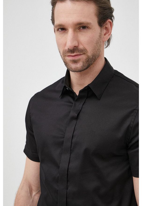 Armani Exchange koszula męska kolor czarny slim z kołnierzykiem klasycznym. Typ kołnierza: kołnierzyk klasyczny. Kolor: czarny. Materiał: tkanina. Długość rękawa: krótki rękaw. Długość: krótkie. Wzór: gładki. Styl: klasyczny
