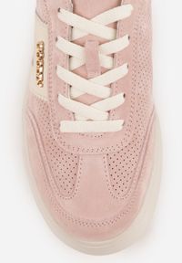 Born2be - Różowe Skórzane Sneakersy na Grubej Podeszwie Zdobione Drobną Perforacją Serinatea. Okazja: na co dzień. Kolor: różowy. Materiał: skóra. Wzór: aplikacja #6