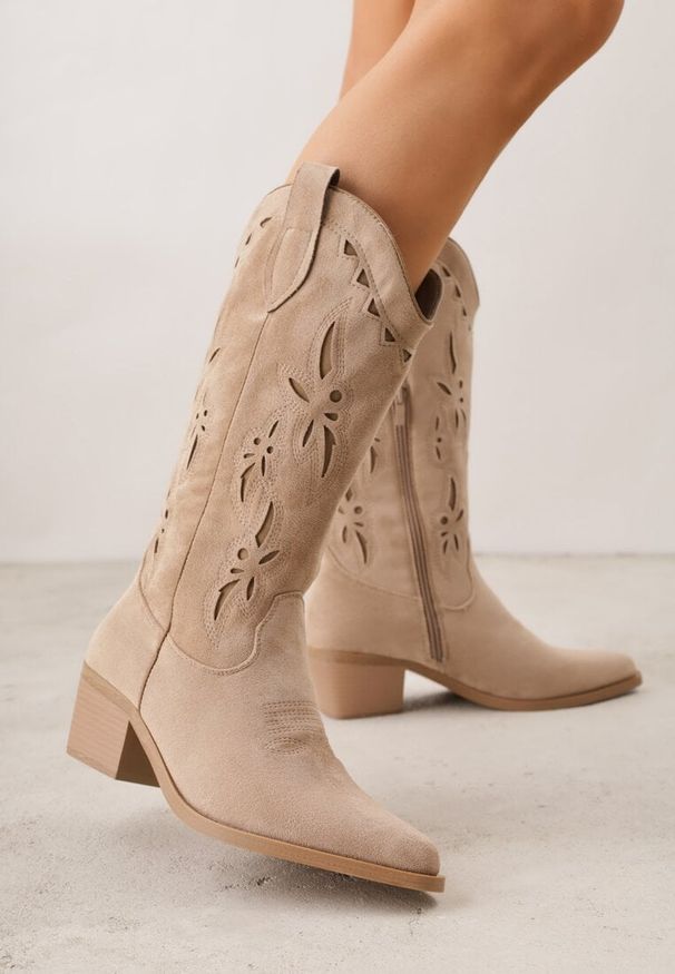 Renee - Ciemnobeżowe Ażurowe Botki Kowbojki na Stożku z Imitacji Zamszu Hephiane. Kolor: beżowy. Materiał: zamsz. Wzór: ażurowy. Obcas: na stożku. Styl: boho. Wysokość obcasa: średni