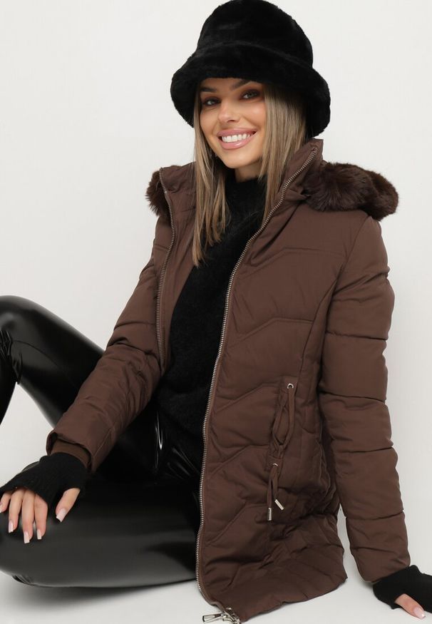 Born2be - Brązowa Kurtka Płaszcz z Pikowaniem i Futrzanym Kapturem Navimesa. Kolor: brązowy. Materiał: futro