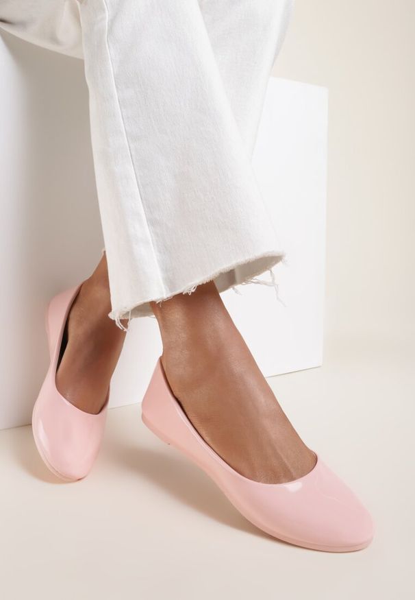 Renee - Różowe Balerinki Nysaxise. Nosek buta: okrągły. Kolor: różowy. Materiał: lakier. Wzór: jednolity. Obcas: na płaskiej podeszwie