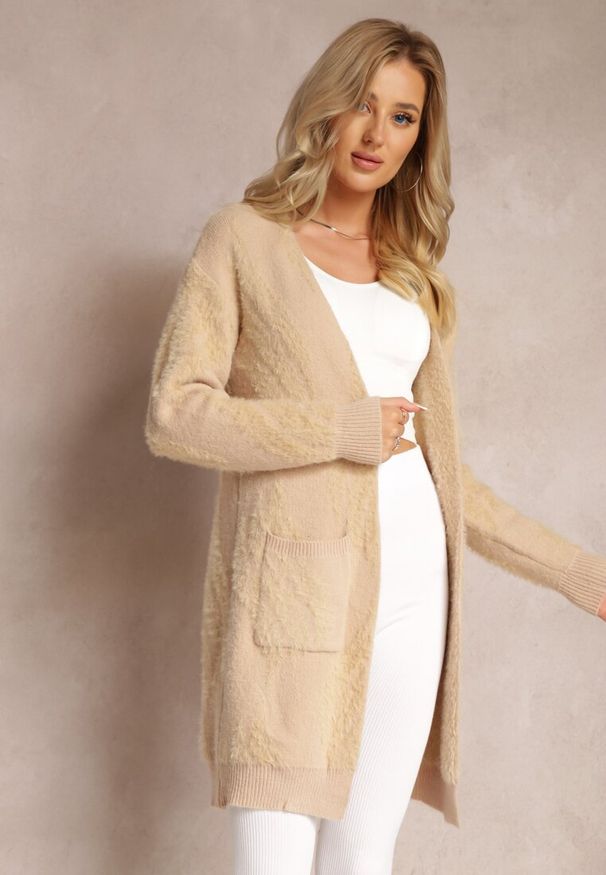 Renee - Beżowy Luźny Kardigan Niezapinany z Dłuższym Włosiem Karsta. Kolekcja: plus size. Kolor: beżowy. Materiał: dzianina. Długość: długie