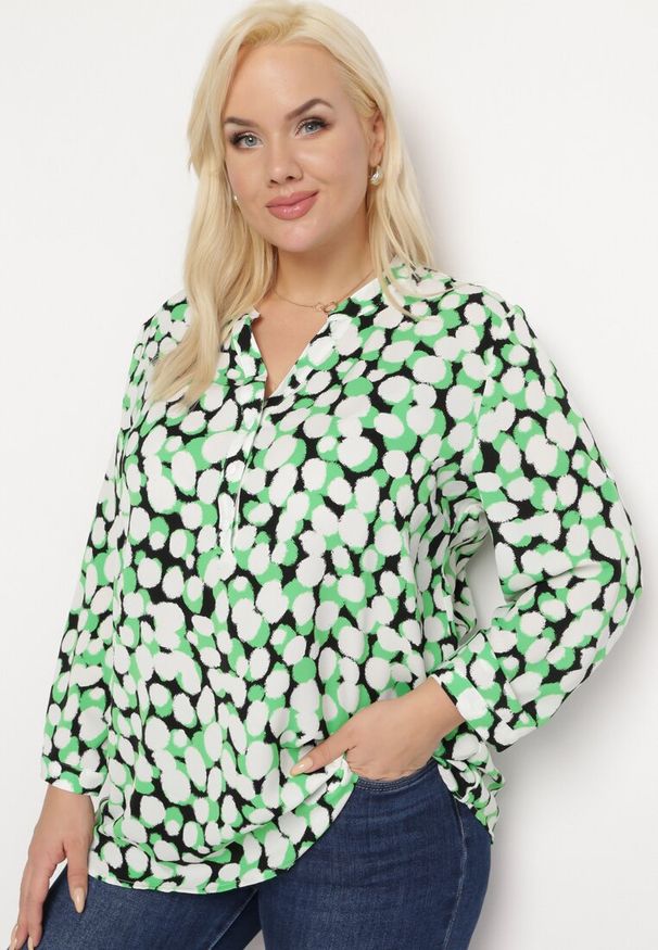 Born2be - Zielono-Biała Bluzka z Trójkątnym Dekoltem w Fantazyjny Print Anola. Okazja: na co dzień, do pracy. Kolor: zielony. Wzór: nadruk. Styl: casual