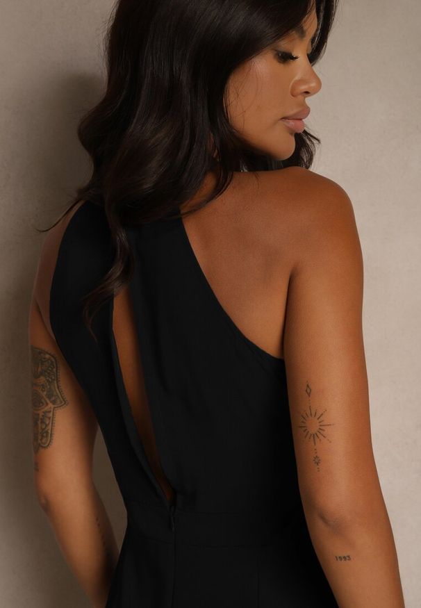 Renee - Czarny Kombinezon Wide Leg z Ozdobnym Wiązaniem przy Szyi Silelia. Okazja: na co dzień. Kolor: czarny. Długość rękawa: bez rękawów. Styl: casual, elegancki, klasyczny