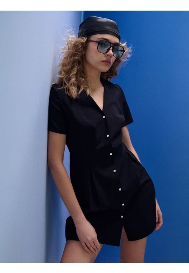 Sinsay - Klasyczna sukienka mini z wiskozą i domieszką lnu - czarny. Kolor: czarny. Materiał: wiskoza, len. Styl: klasyczny. Długość: mini