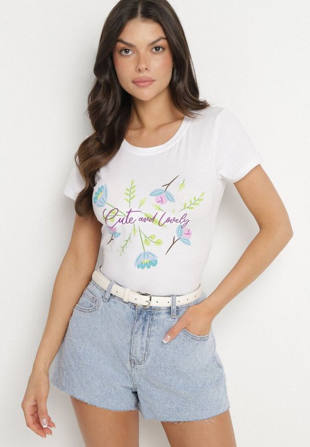 Born2be - Biało-Niebieski Bawełniany T-shirt Ozdobiony Nadrukiem Zarice. Okazja: na co dzień. Kolor: niebieski. Materiał: bawełna. Wzór: aplikacja, nadruk. Styl: klasyczny, casual