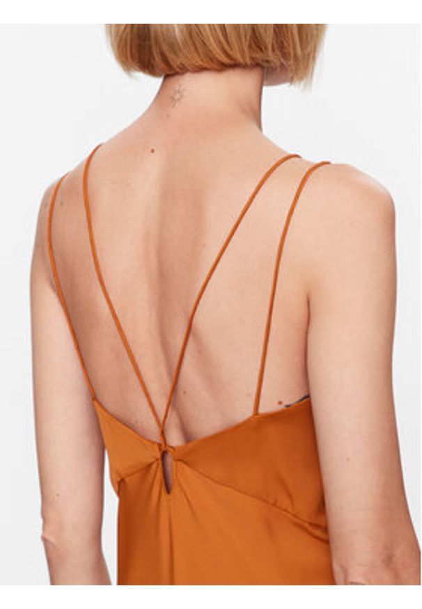 Calvin Klein Sukienka codzienna K20K205865 Brązowy Regular Fit. Okazja: na co dzień. Kolor: brązowy. Materiał: wiskoza. Typ sukienki: proste. Styl: casual