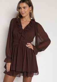 Born2be - Ciemnobrązowa Rozkloszowana Sukienka z Falbankami i Siateczkowymi Rękawami Zennisa. Okazja: do pracy, na imprezę, na spotkanie biznesowe. Typ kołnierza: kołnierz z falbankami. Kolor: brązowy. Materiał: poliester. Typ sukienki: rozkloszowane. Styl: klasyczny, biznesowy #3