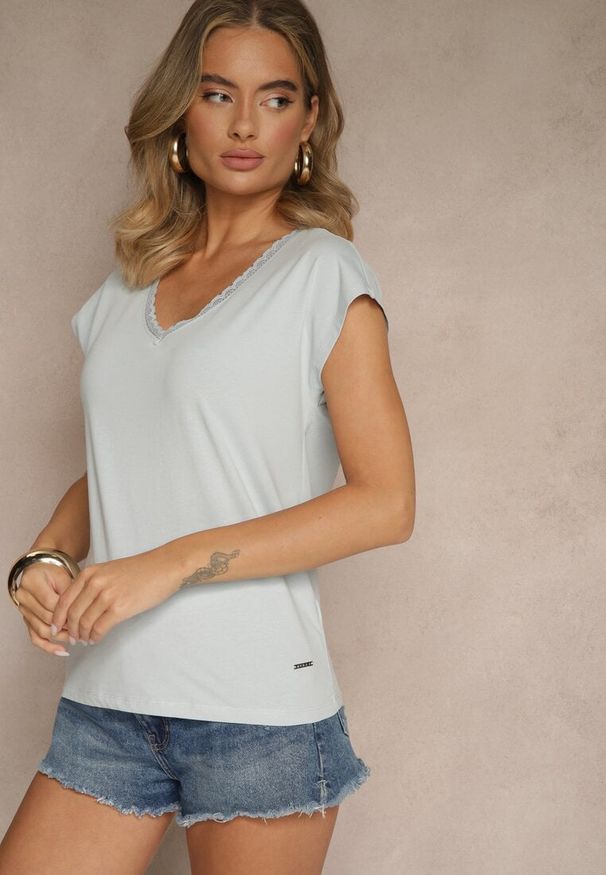 Renee - Jasnoniebieski T-shirt z Bawełny Ozdobiony Koronką Ralienne. Okazja: na co dzień. Kolor: niebieski. Materiał: bawełna, koronka. Wzór: aplikacja, koronka. Styl: casual