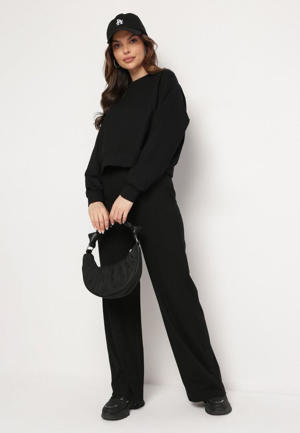 Born2be - Czarna Bawełniana Bluza Oversize o Krótszym Kroju Vesperana. Kolor: czarny. Materiał: bawełna. Długość: krótkie