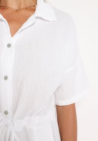 Born2be - Biały Muślinowy Kombinezon z Bawełny Wiązany w Talii z Guzikami Dlirena. Kolor: biały. Materiał: bawełna. Długość rękawa: krótki rękaw. Długość: krótkie. Styl: elegancki #2