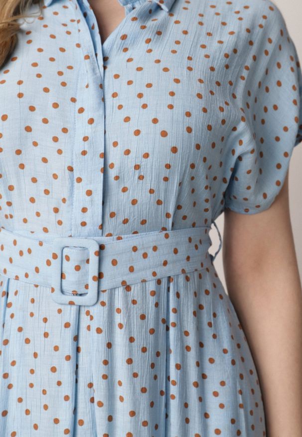 Born2be - Niebieska Koszulowa Sukienka z Wiskozy w Groszki z Wiązanym Paskiem w Talii Heless. Okazja: na co dzień, na spacer. Kolor: niebieski. Materiał: wiskoza. Wzór: grochy. Typ sukienki: koszulowe. Styl: casual, klasyczny, retro