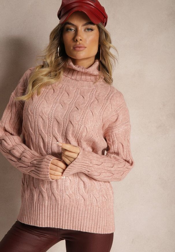 Renee - Ciemnoróżowy Golf z Imitacją Splotu ze Ściągaczami Giovarella. Okazja: na spotkanie biznesowe. Typ kołnierza: golf. Kolor: różowy. Materiał: jeans. Długość rękawa: długi rękaw. Długość: długie. Wzór: ze splotem. Styl: biznesowy, elegancki