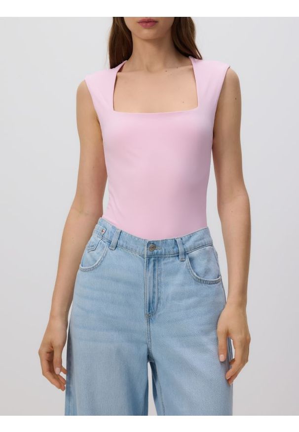 Reserved - Body z dekoltem karo - różowy. Typ kołnierza: dekolt w karo. Kolor: różowy. Materiał: dzianina