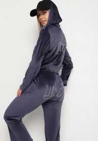 Born2be - Granatowy Welurowy Komplet Dresowy z Cyrkoniową Aplikacją Bluza i Spodnie Mitene. Kolor: niebieski. Materiał: welur, dresówka. Wzór: aplikacja. Sport: turystyka piesza