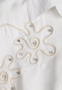 Born2be - Biała Nietoperzowa Koszula z Wiskozy z Haftem i Podpinanymi Rękawami Jilyla. Okazja: na co dzień, do pracy. Kolor: biały. Materiał: wiskoza. Długość: długie. Wzór: haft. Styl: casual, elegancki #2