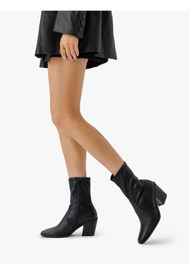 Ryłko - Czarne wyższe botki z elastyczną cholewką. Zapięcie: zamek. Kolor: czarny. Materiał: skóra. Szerokość cholewki: normalna. Obcas: na słupku. Styl: klasyczny, street