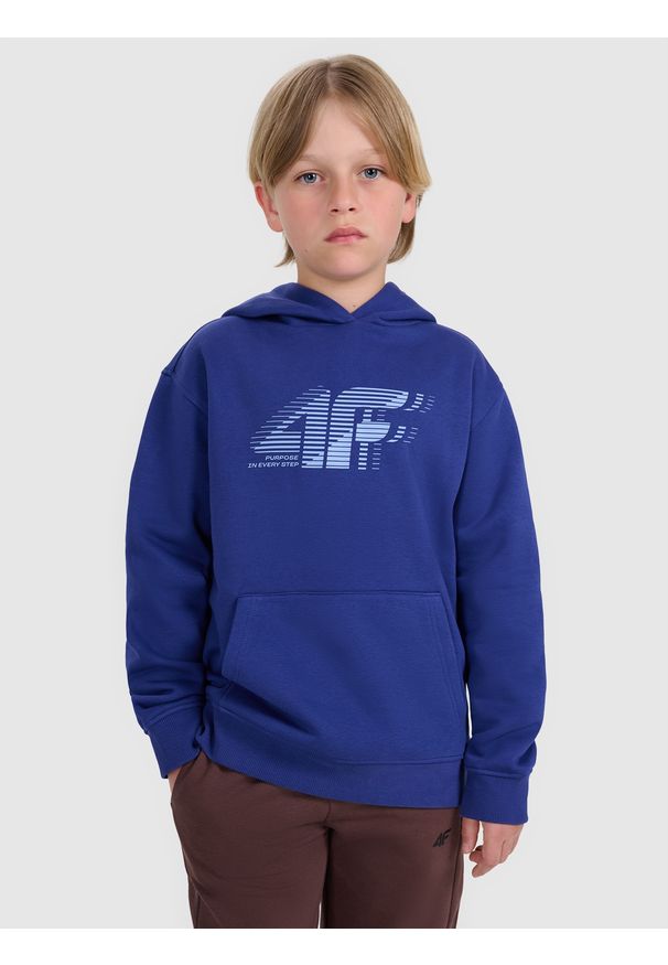 4f - 4F Bluza dresowa nierozpinana z kapturem chłopięca - granatowa 122 (6-7 lat). Okazja: na co dzień. Typ kołnierza: kaptur. Kolor: niebieski. Materiał: dresówka. Wzór: gładki, nadruk, ze splotem. Sezon: lato. Styl: casual, klasyczny, sportowy