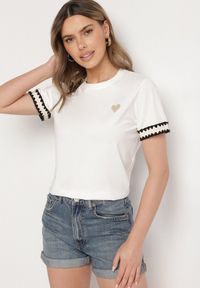 Born2be - Biały T-shirt z Bawełny Ozdobiony Sercem Firiane. Okazja: na co dzień. Kolor: biały. Materiał: bawełna. Wzór: aplikacja. Styl: klasyczny, casual #7