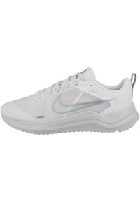 Tenisówki Nike Model Downshifter 12 Womens Kolor Biały. Zapięcie: sznurówki. Kolor: biały, beżowy, wielokolorowy. Materiał: syntetyk, tkanina, materiał. Szerokość cholewki: normalna. Model: Nike Downshifter