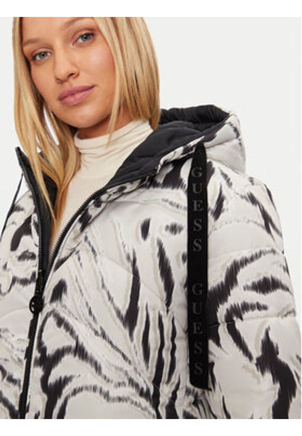 Guess Kurtka puchowa Emelie W4BL38 WGK12 Czarny Regular Fit. Kolor: czarny. Materiał: syntetyk