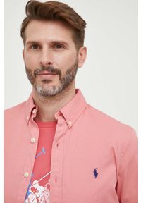 Polo Ralph Lauren koszula bawełniana męska kolor różowy slim z kołnierzykiem button-down. Okazja: na co dzień. Typ kołnierza: button down, polo. Kolor: różowy. Materiał: bawełna. Wzór: aplikacja. Styl: casual #1