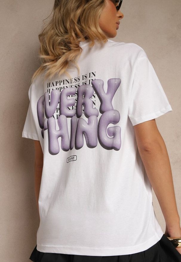 Renee - Biało-Fioletowy T-shirt z Bawełny Ozdobiony Nadrukiem Adneria. Okazja: na co dzień. Kolor: biały. Materiał: bawełna. Wzór: aplikacja, nadruk. Styl: casual