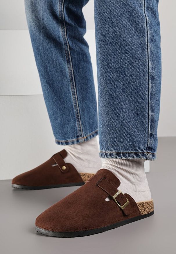 Renee - Brązowe Klapki Typu Chodaki z Ekozamszu Zdobione Sprzączką Amustana. Okazja: na co dzień. Kolor: brązowy. Materiał: jeans. Wzór: aplikacja. Styl: casual, elegancki