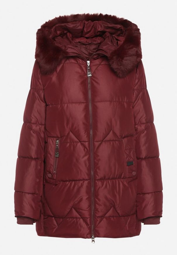 Born2be - Bordowa Pikowana Kurtka o Pudełkowym Kroju z Kapturem z Futerkiem Rearria. Okazja: na co dzień. Typ kołnierza: kaptur. Kolor: czerwony. Materiał: futro. Sezon: zima. Styl: casual, klasyczny