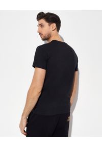 Versace Jeans Couture - VERSACE JEANS COUTURE - Czarny t-shirt z kolorowym logo. Okazja: na co dzień. Kolor: czarny. Materiał: bawełna. Wzór: kolorowy. Styl: casual