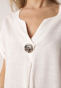 Born2be - Biała Nietoperzowa Bluzka z Krótkim Rękawem z Lnem i Wiskozą Isirtila. Okazja: na co dzień, do pracy. Kolor: biały. Materiał: wiskoza, len. Długość rękawa: krótki rękaw. Długość: krótkie. Sezon: lato. Styl: casual, klasyczny, elegancki #8