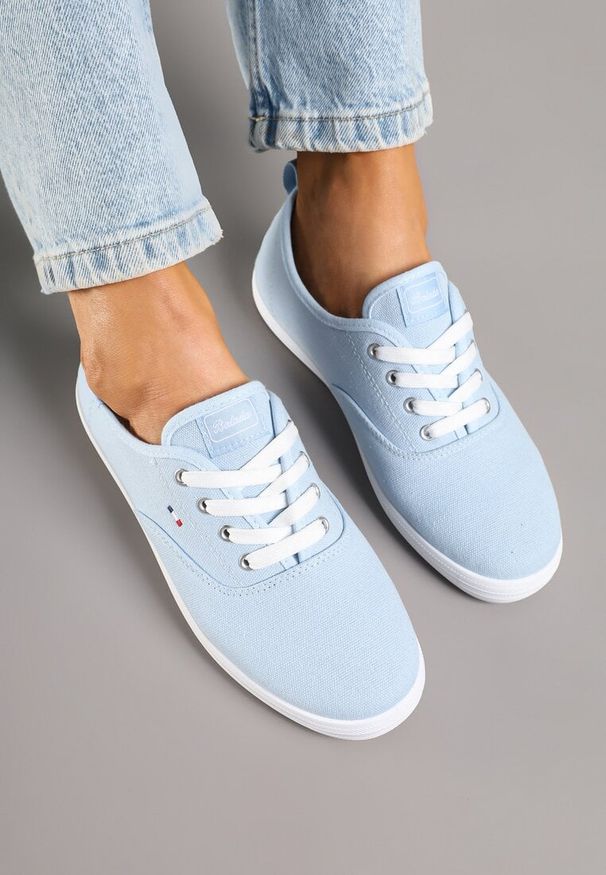 Renee - Jasnoniebieskie Basicowe Tenisówki Vices Hallriva. Okazja: na co dzień. Zapięcie: sznurówki. Kolor: niebieski. Materiał: jeans. Styl: klasyczny, elegancki, casual