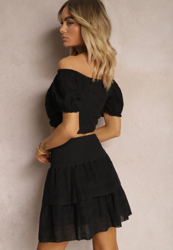 Renee - Czarny Komplet z Bawełny z Ażurowym Motywem Spódnica z Falbanami oraz Gumką w Talii High Waist i Krótka Bluzka Ozdobiona Ściągaczem Aricella. Kolor: czarny. Materiał: bawełna. Wzór: aplikacja, ażurowy