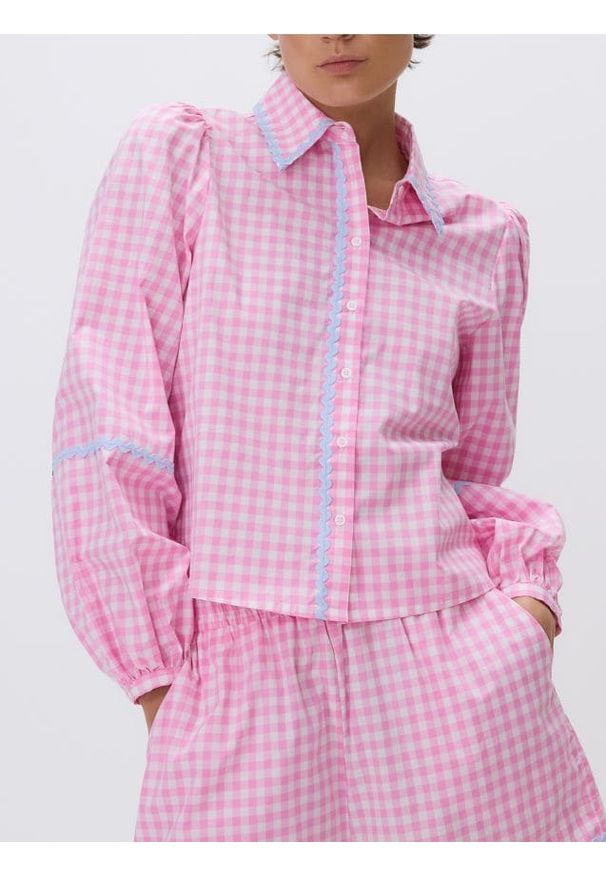 Reserved - Koszula z kontrastową lamówką - pastelowy róż. Kolor: różowy. Materiał: bawełna