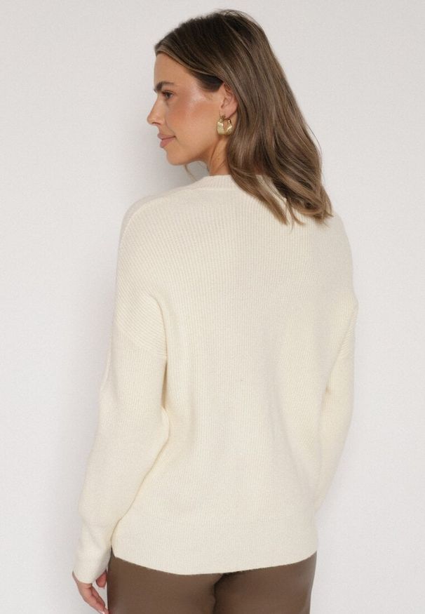 Born2be - Jasnobeżowy Sweter z Domieszką Kaszmiru z Dekoltem w Serek Feralaine. Okazja: na co dzień, na spotkanie biznesowe. Typ kołnierza: dekolt w serek. Kolor: beżowy. Materiał: kaszmir. Styl: klasyczny, casual, biznesowy, elegancki