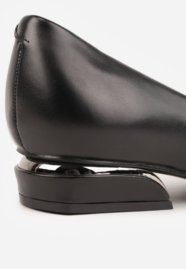 Renee - Czarne Czółenka Vices ze Skórzaną Wkładką na Niskim Obcasie ze Zdobieniem Dakene. Nosek buta: szpiczasty. Kolor: czarny. Materiał: skóra. Wzór: aplikacja. Obcas: na obcasie. Styl: elegancki. Wysokość obcasa: niski